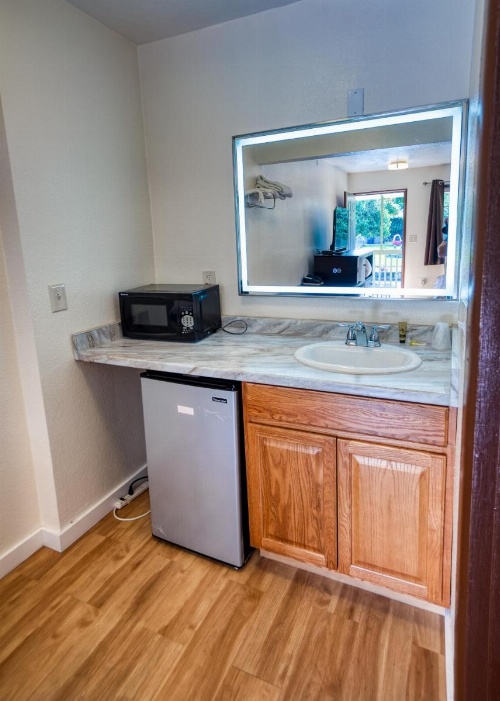 Budget Inn image 9